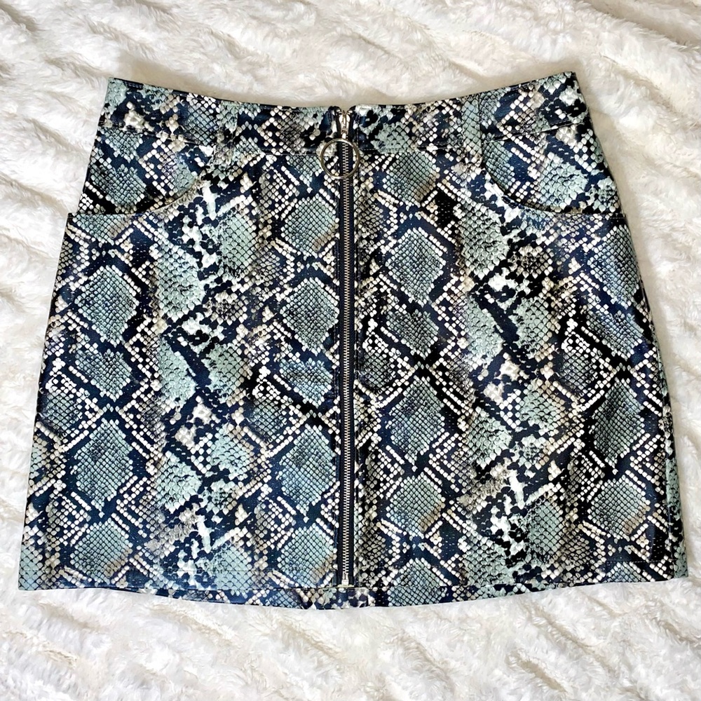 Luxe Women’s Faux Leather Snakeskin Zippered Mini Skirt with Pockets Size Medium